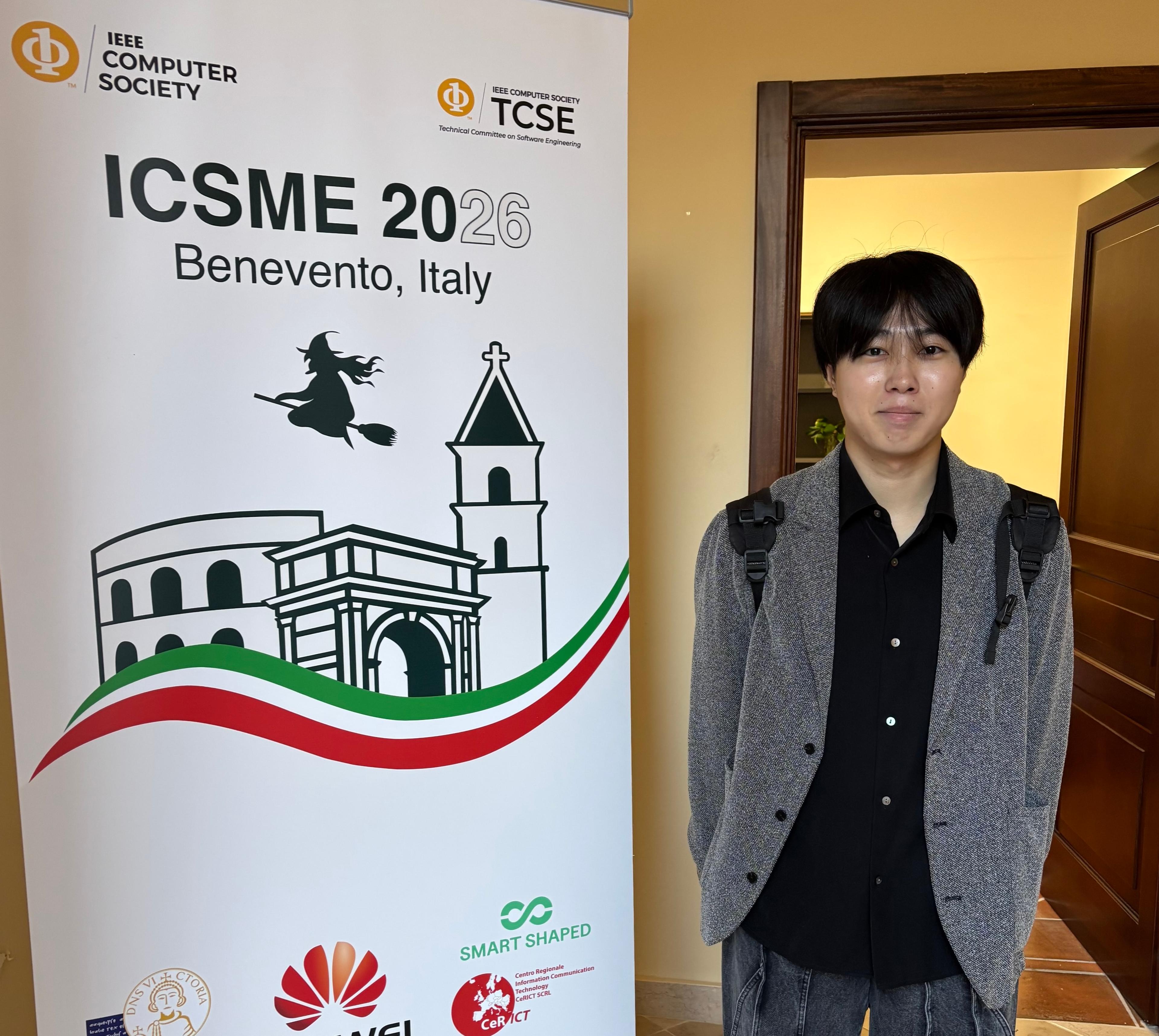 大藤さんはReplication and Negative Results trackで採択された論文“On the Reproducibility of Quantum Software Defect Datasets: A Case Study of Bugs4Q”の内容を発表しました.この研究は,量子プログラムの代表的なバグデータセットであるBugs4Qの再現性を,合計77,700回の実行によって調べたものです.その結果,Bugs4Qの再現性は,Qiskit v0.20.1での62.2%から,v2.3.1では16.2%まで低下することを明らかにしました.
