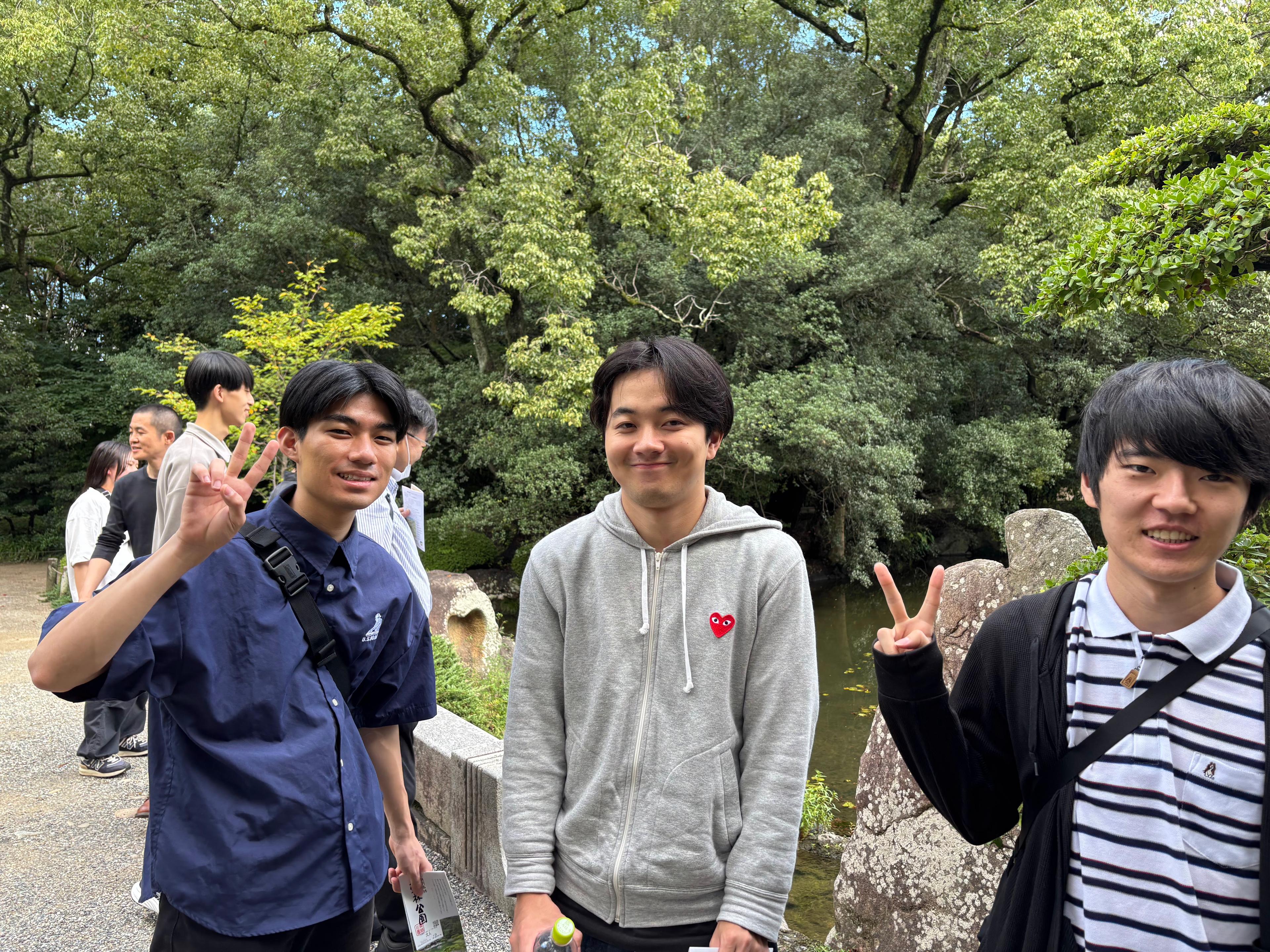 2日目は栗林公園を訪れ、園内を散策しました。また、鯉への餌やりも体験できました。