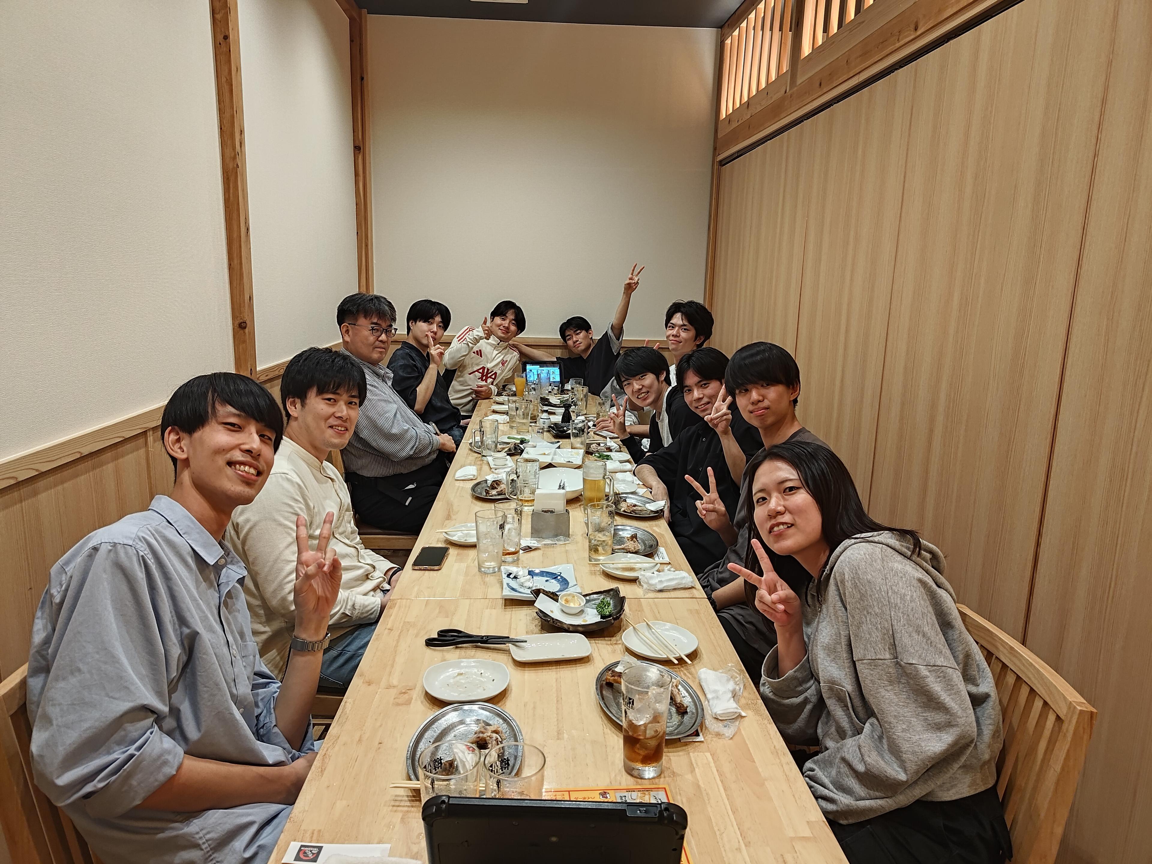 夕食では、香川名物の骨付鳥をいただきました。今回の旅行で初めて知った香川ならではの料理を楽しみました。